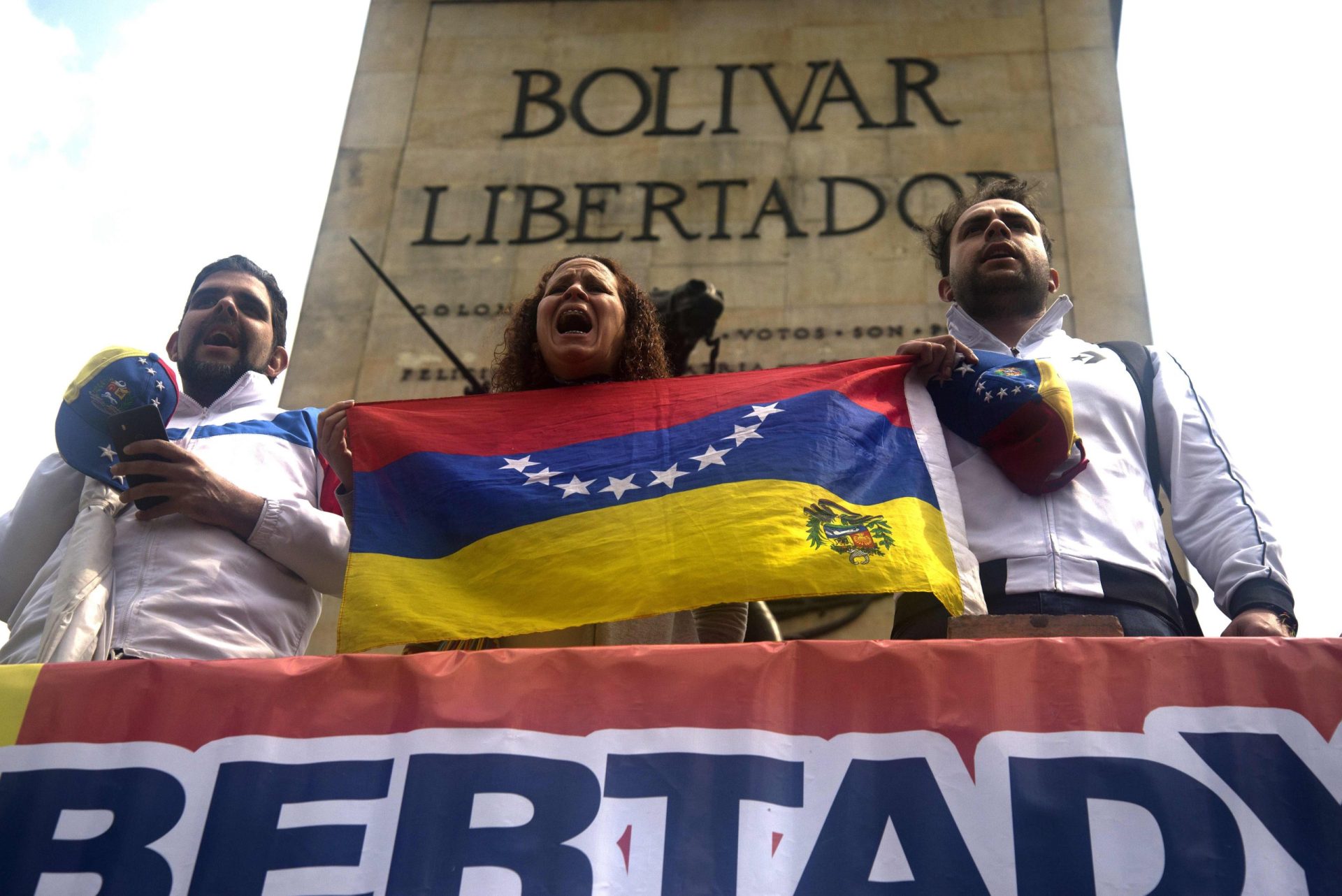 Dezenas de milhares contra Maduro
