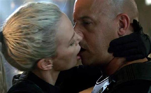 Vin Diesel gabou-se do beijo a Charlize Theron. A atriz comparou-o a um “peixe morto”