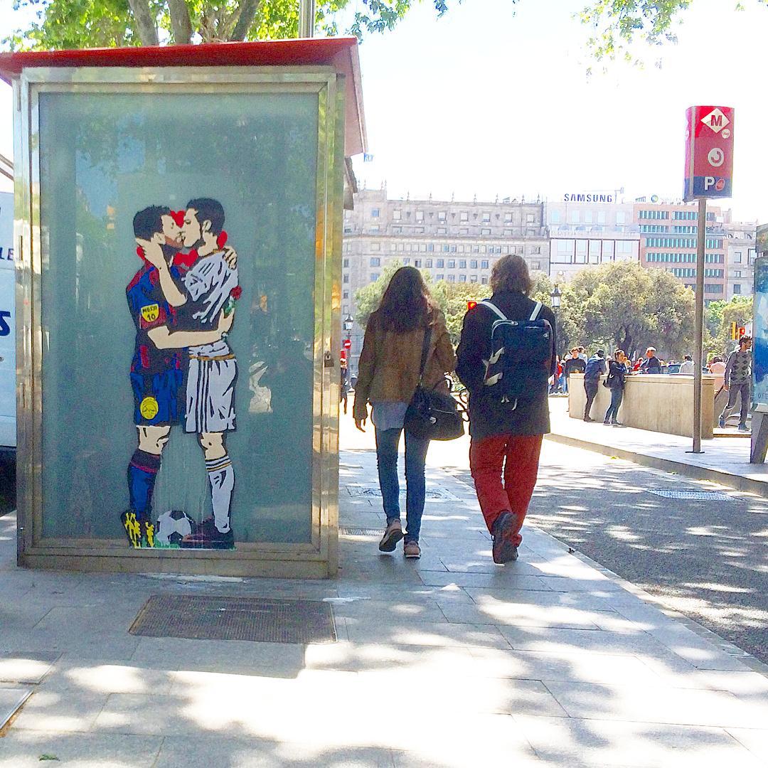 Messi em bicos de pés a beijar Ronaldo? Em Barcelona, a imagem é real