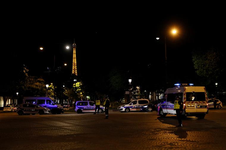 Dois mortos num tiroteio no centro da capital francesa