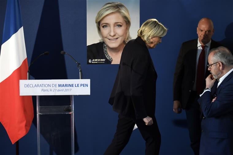 Marine Le Pen pede o encerramento das “Mesquitas Islâmicas”