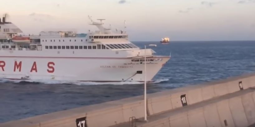 “Ferry” descontrolado embate em pontão [vídeo]