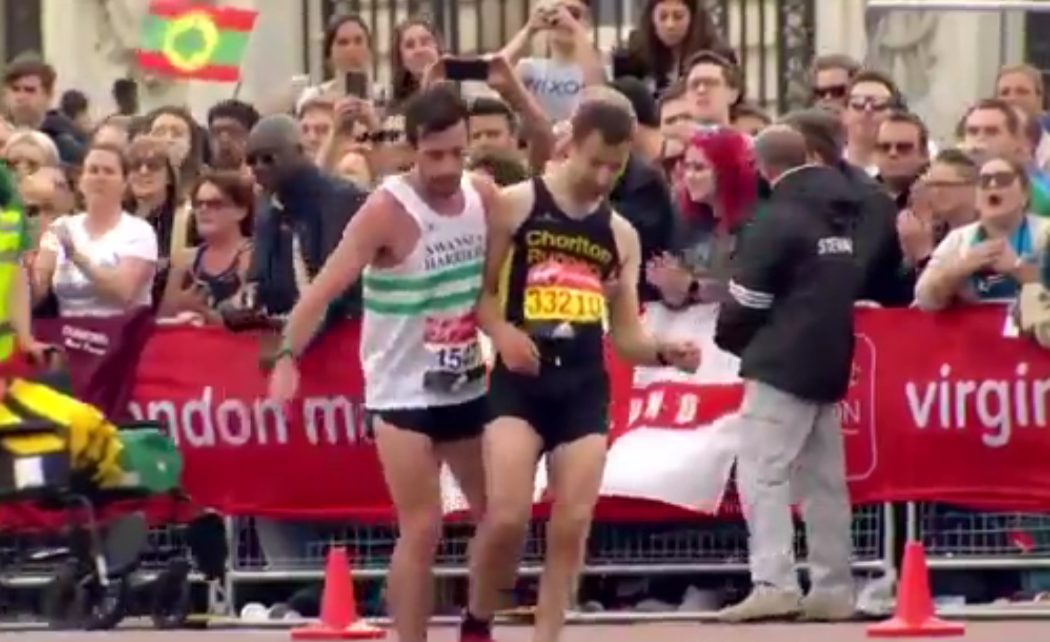 Maratona de Londres. Atleta ajuda adversário a poucos metros da meta [vídeo]