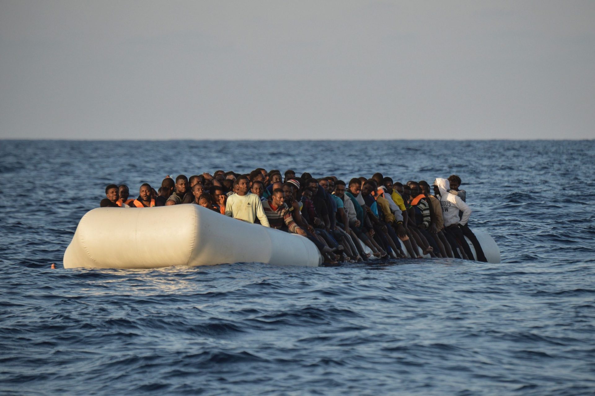 Guarda costeira italiana ignorou pedidos de ajuda e mais de 260 refugiados morreram afogados