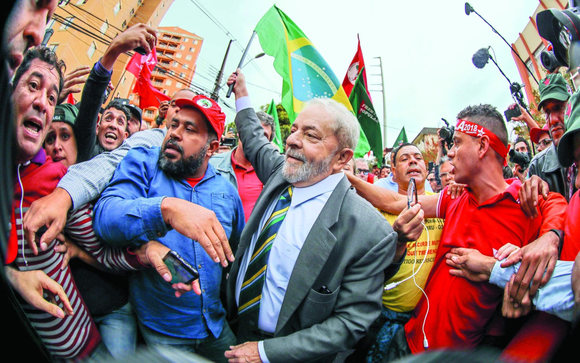 Lula diz-se alvo de uma “caçada jurídica” e aponta dedo à imprensa brasileira
