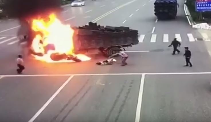 ▶ Motociclista colide com camião provocando explosão
