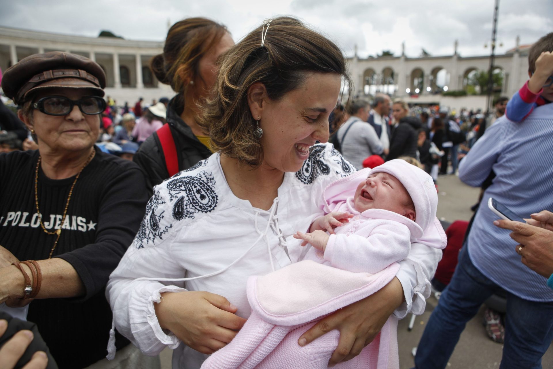 Carminho, a bebé que fez o Papa parar no adeus aos peregrinos