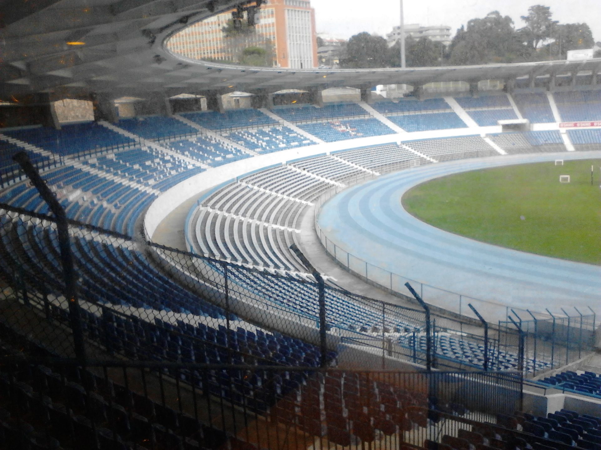 Adeptos do Belenenses tentaram agredir mulher de jogador