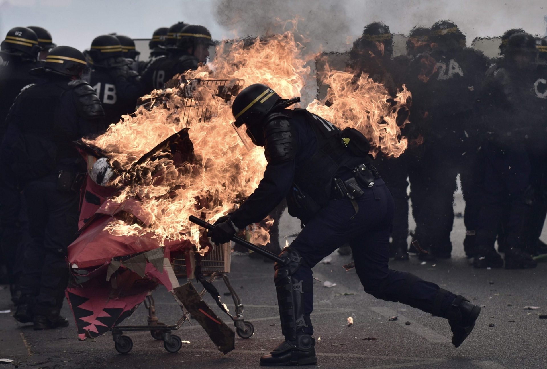 Paris. Dois polícias feridos durante confrontos