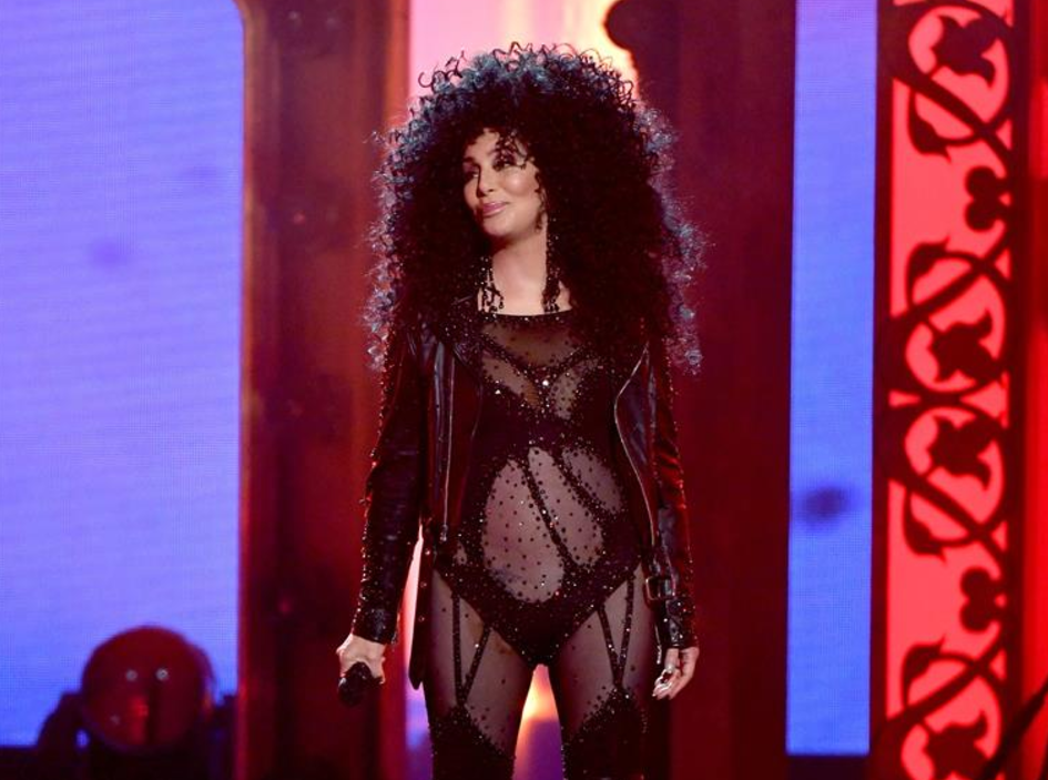 Cher aparece com pouca roupa em palco aos 71 anos