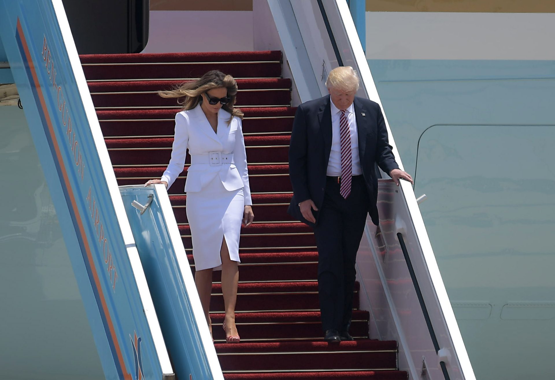 Melania não quis dar a mão a Trump | VÍDEO