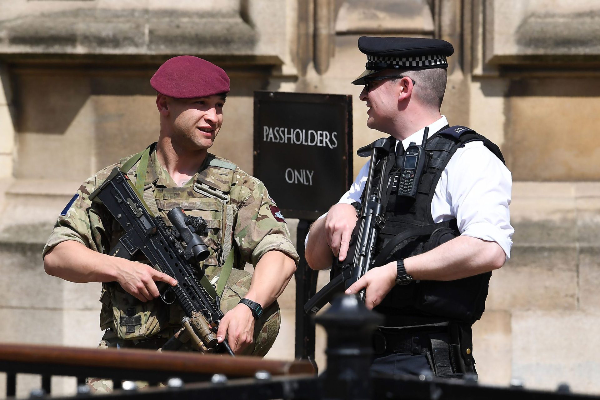 Alerta crítico. Centenas de soldados britânicos descem às ruas