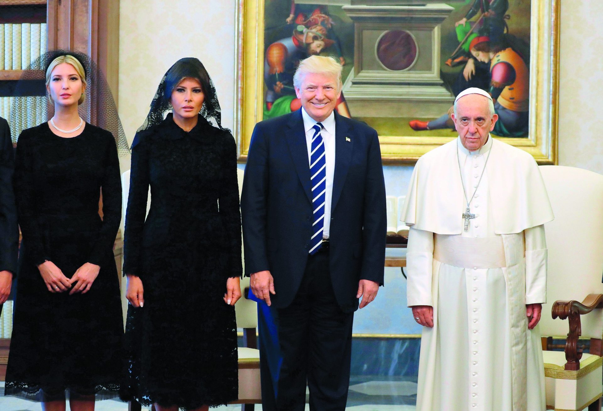 Vaticano. Pacifista Trump recebeu oliveira das mãos de Francisco
