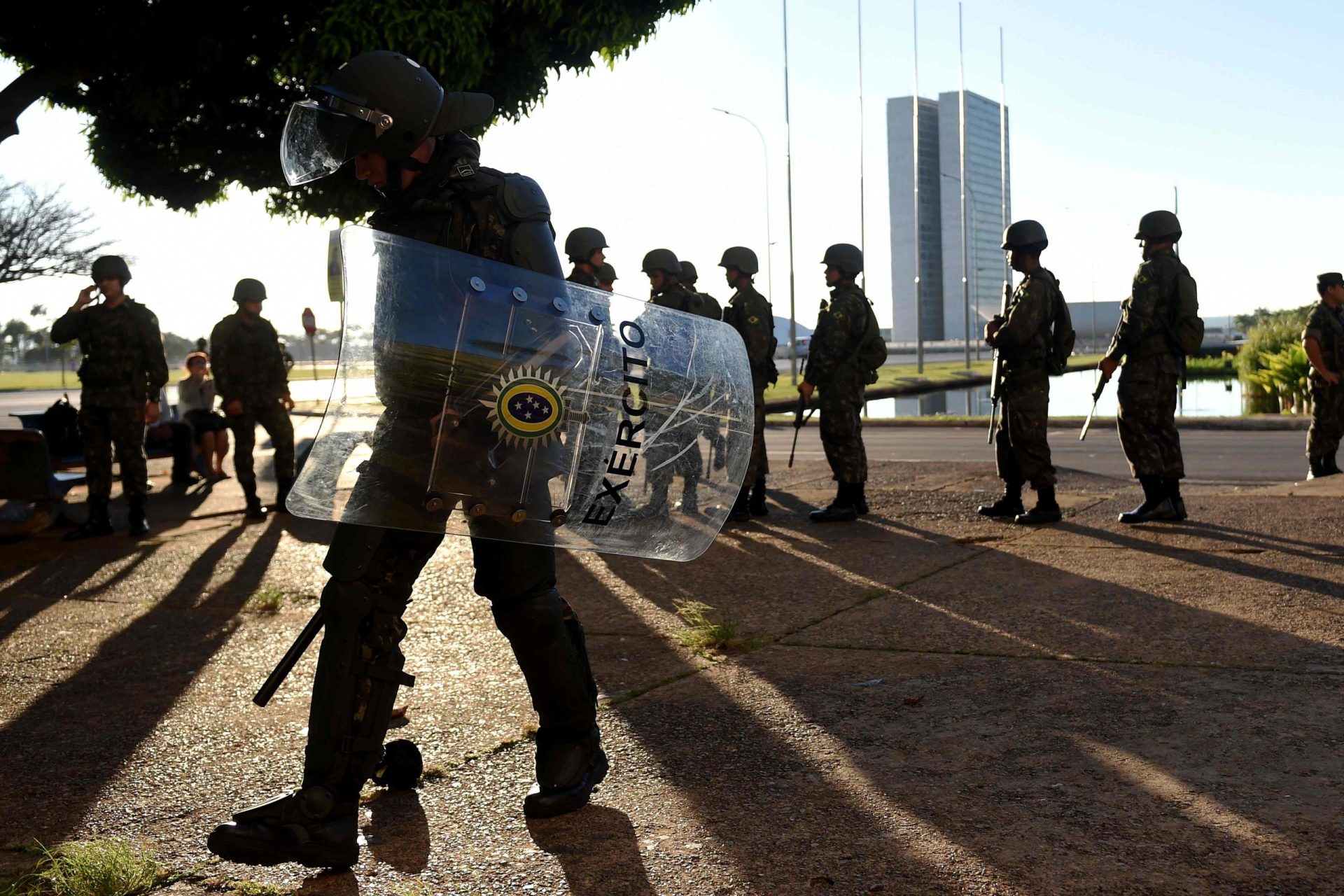 Brasília. Temer recua e retira exército das ruas