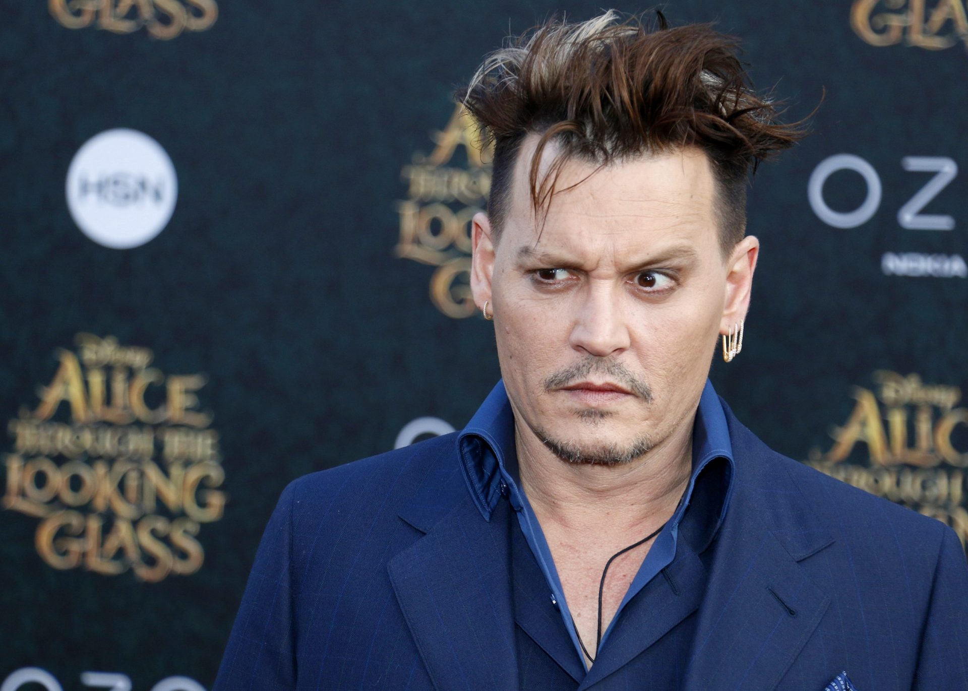Johnny Depp acusado de usar auricular para não ter de decorar as falas
