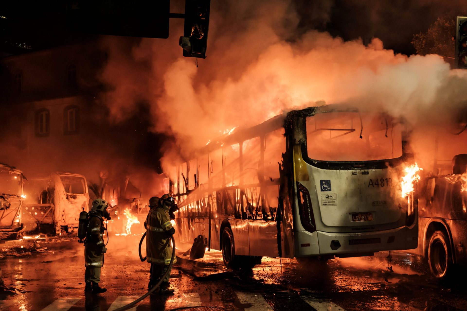 Brasil. Grupo de mascarados incendia autocarros e camião