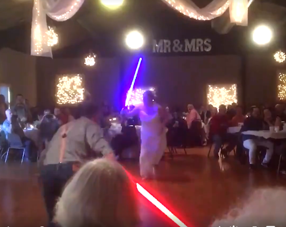 Casamento teve batalha de sabres luz em vez de primeira dança [vídeo]