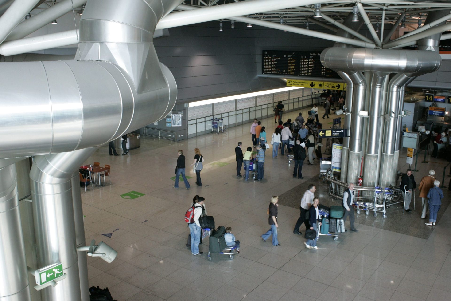 Mala suspeita lança alerta no aeroporto de Lisboa