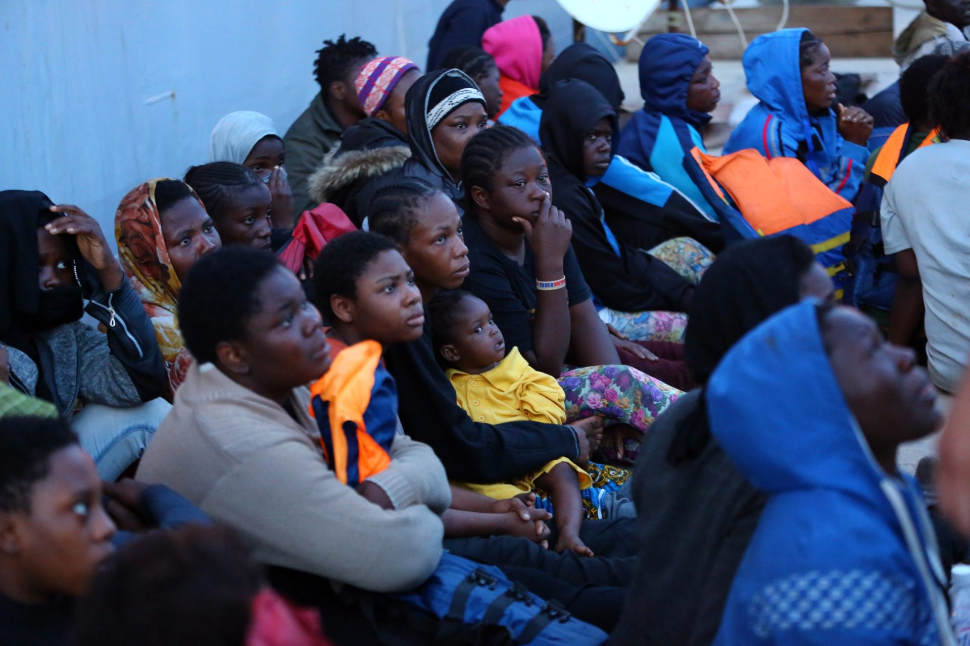 Força Aérea resgata com sucesso 34 migrantes à deriva no Mediterrâneo