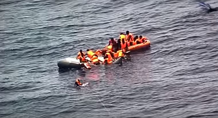 Força Aérea portuguesa resgata 34 migrantes no mar Mediterrâneo | VÍDEO