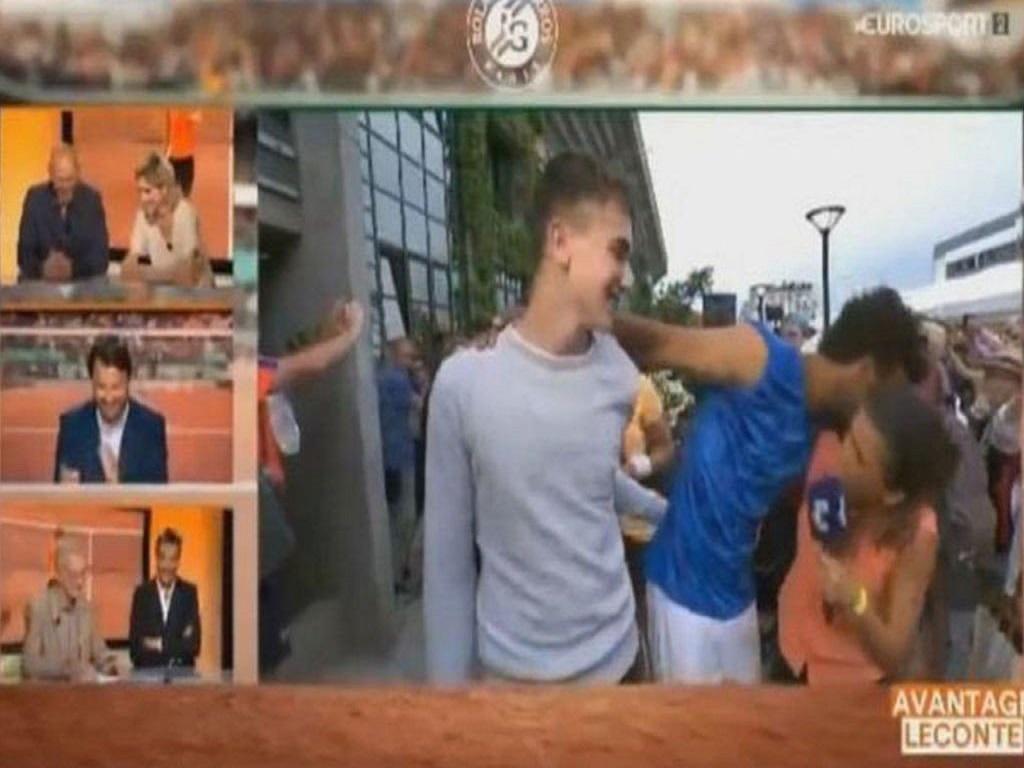 Tenista expulso de Roland Garros por assédio a uma jornalista (com vídeo)