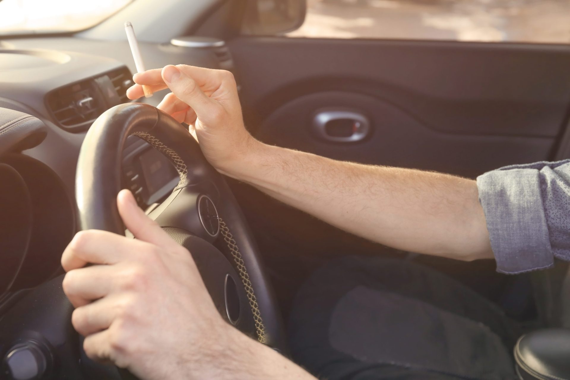 Sabia que pode ser multado se fumar ao volante?