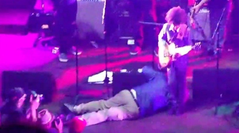 Músico desmaia em palco e banda não dá por isso [vídeo]