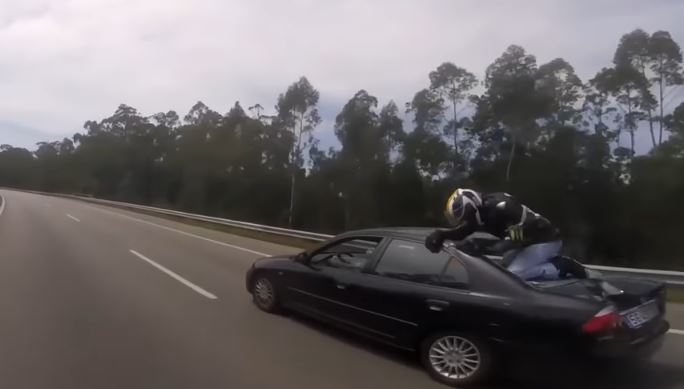 Milagre na A28. Motociclista sai ileso de choque violento após aterrar em cima de um carro [vídeo]