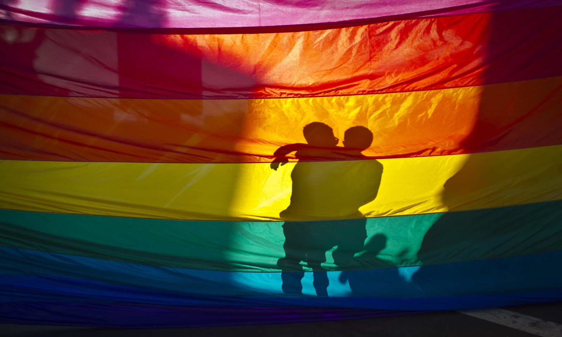 Casal gay expulso de centro comercial por se beijar em público