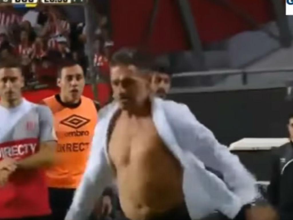Argentina. Treinador foi expulso&#8230; e rasgou a camisa (com vídeo)