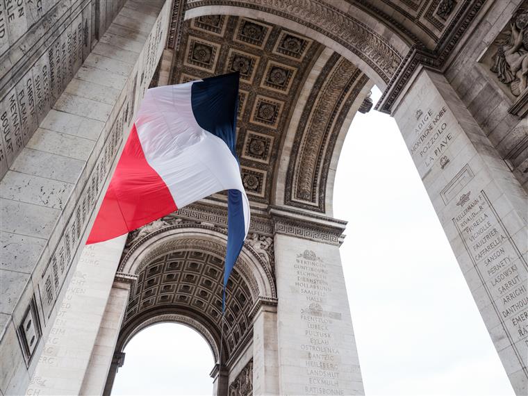 Legislativas francesas. Primeiras projeções colocam partido de Macron em vantagem