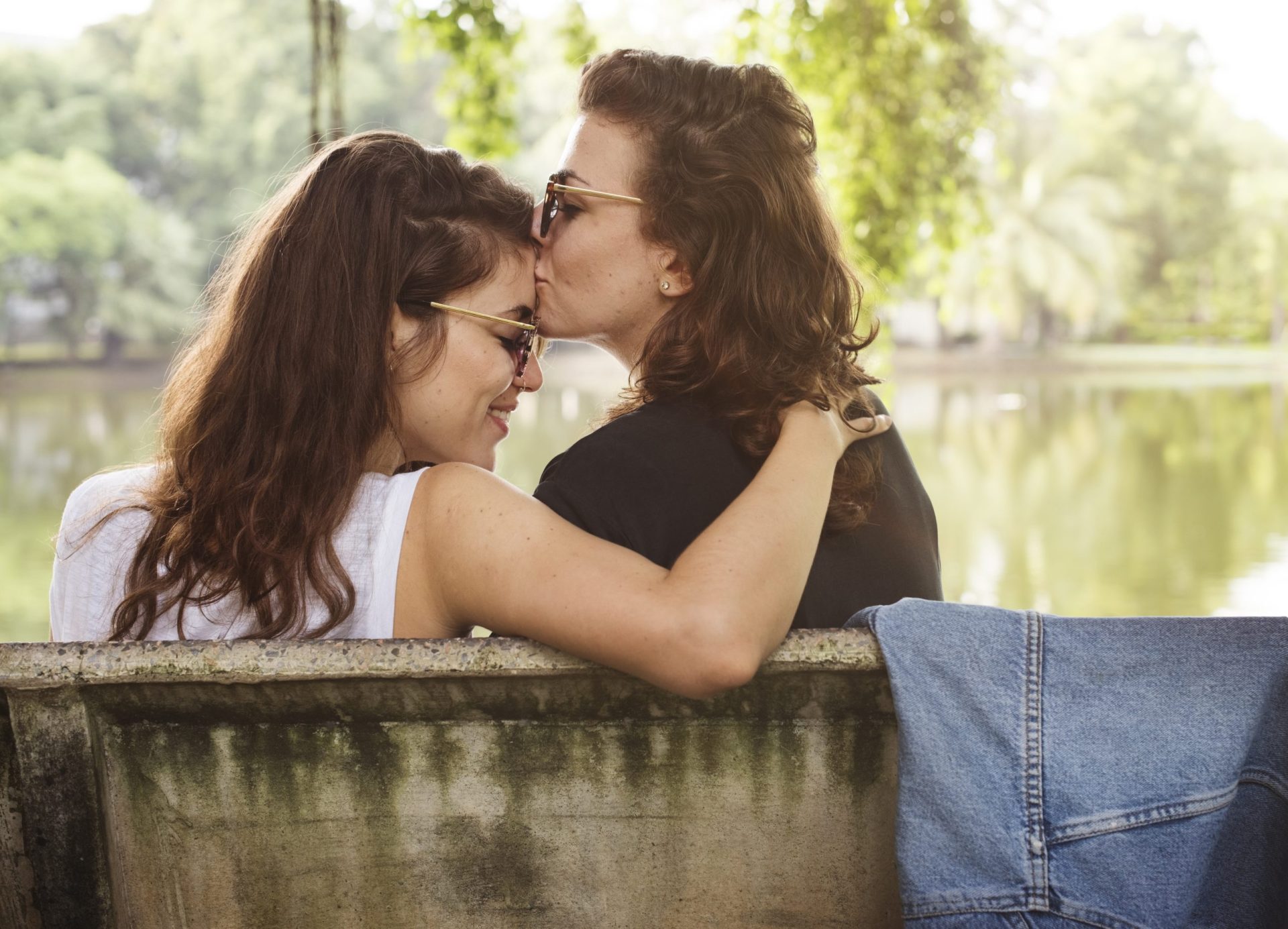 Estudo indica que relações lésbicas só existem para “excitar” os homens