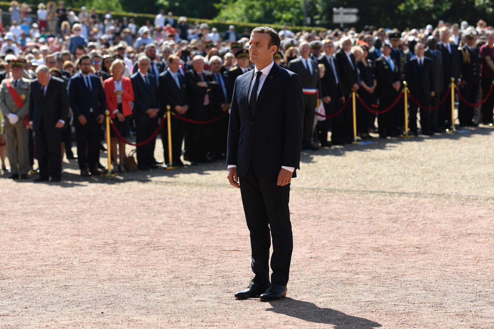 Macron conquista parlamento francês apoiado em abstenção recorde