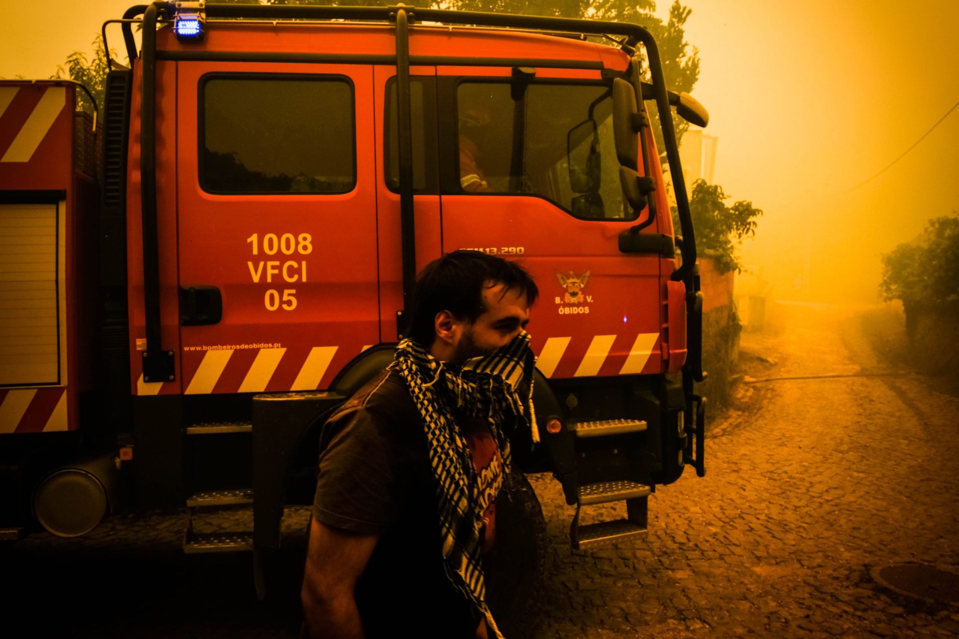 Bombeiros não conseguem chegar a todos os locais de incêndio