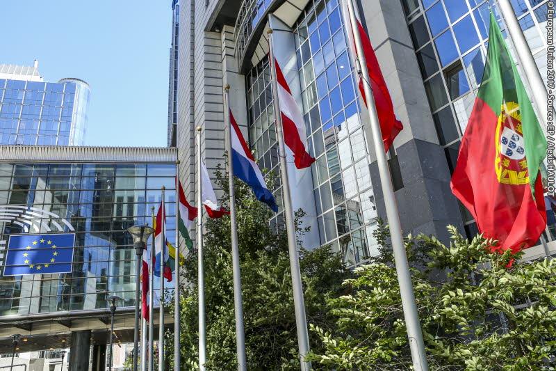 Bandeira portuguesa a meia-haste no Parlamento Europeu