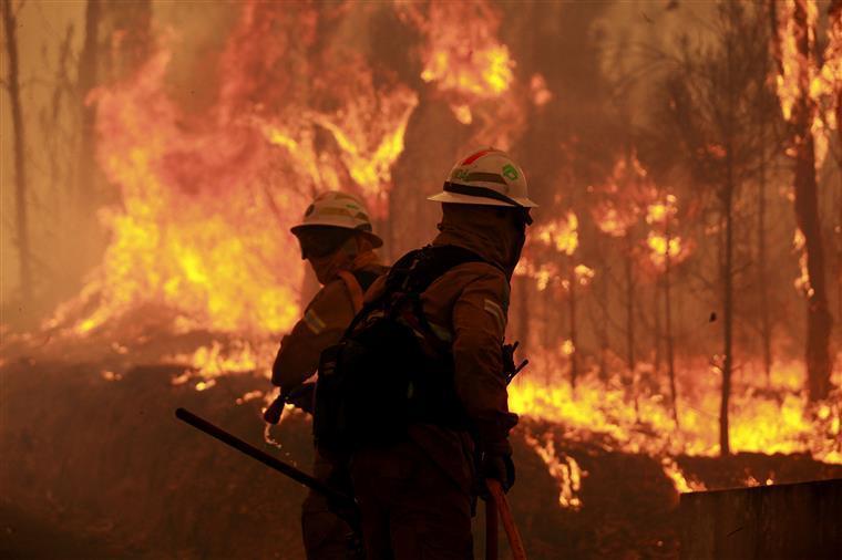 Mais de 2.400 bombeiros estão a combater as chamas em Leiria e Coimbra