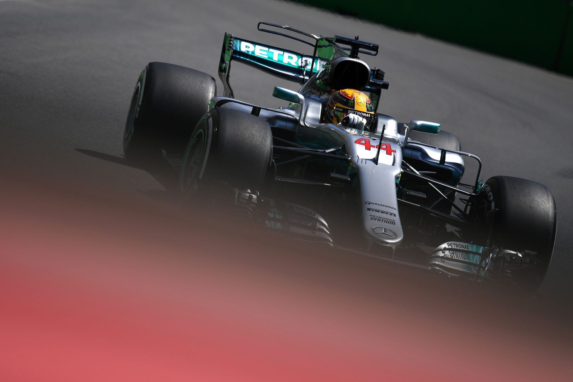 Hamilton bate Senna em pole positions