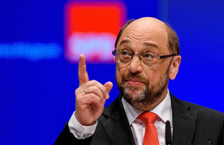 Alemanha. Apertado, Schulz atira à &#8220;arrogância&#8221; de Merkel
