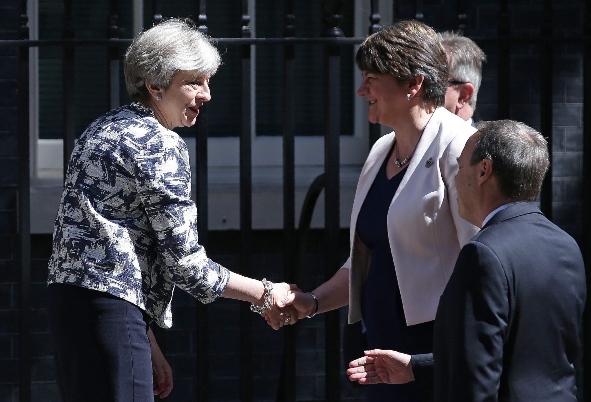 Theresa May e unionistas irlandeses chegam a acordo