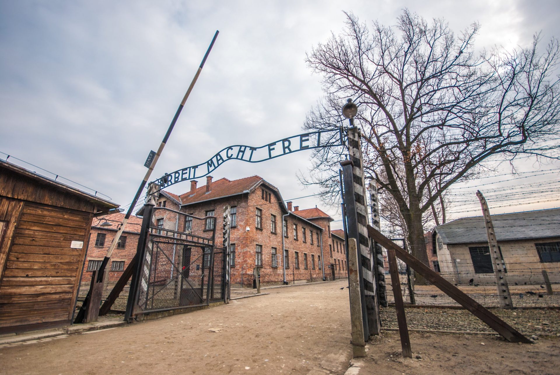 Portugueses condenados por vandalizarem portão em Auschwitz