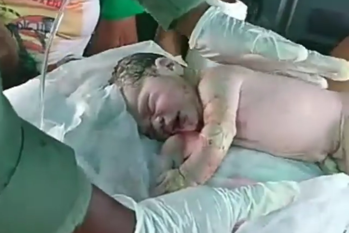 Jovem deu à luz durante voo em helicóptero | VÍDEO