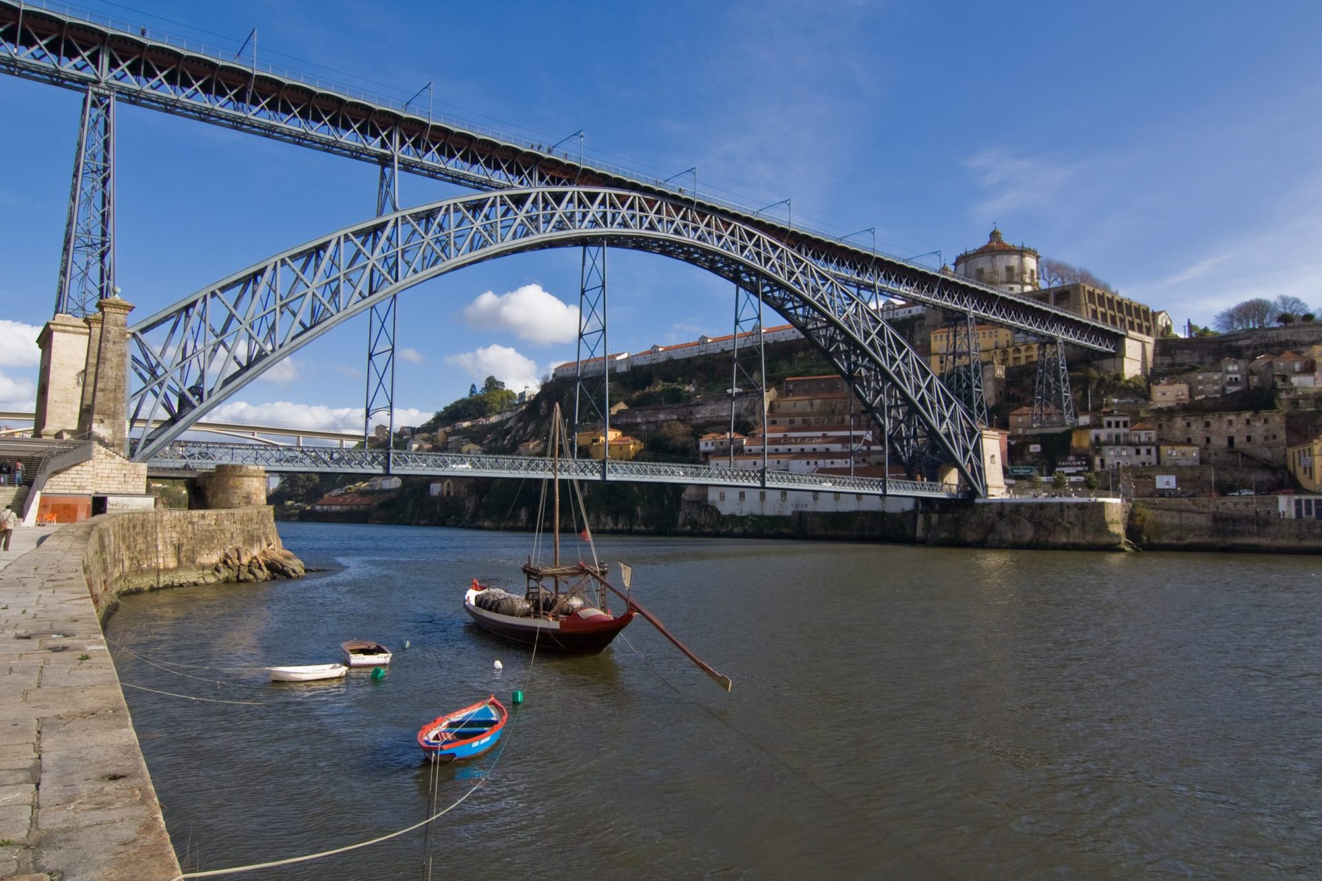 Veículo invade ponte do metro no Porto