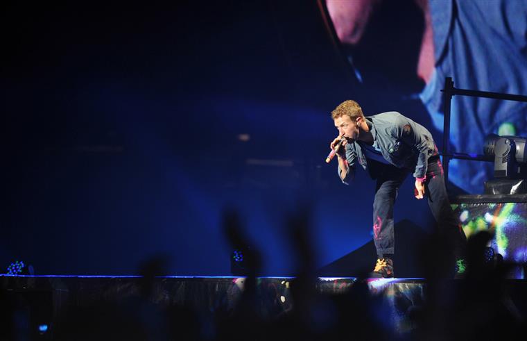 Plateia ajuda jovem de cadeira de rodas a chegar ao palco dos Coldplay [vídeo]