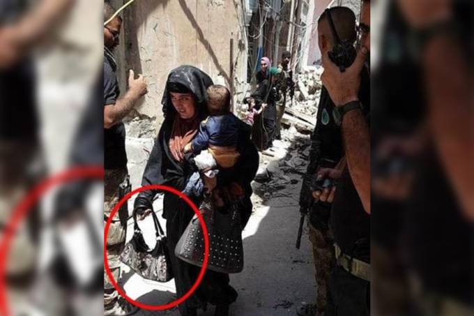 Mulher aciona bomba com bebé ao seu colo