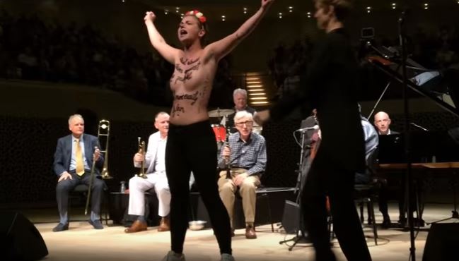 Activistas em topless interrompem concerto de Woody Allen