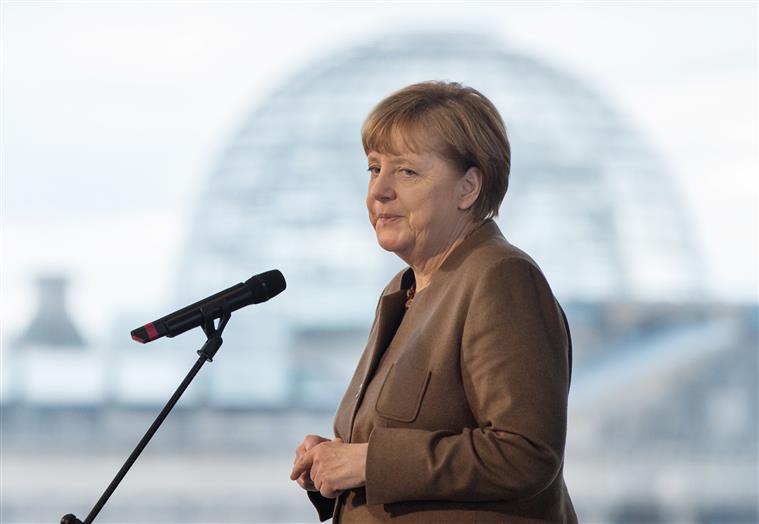 Angela Merkel pede aos políticos para &#8220;manter o legado&#8221; de Helmut Kohl