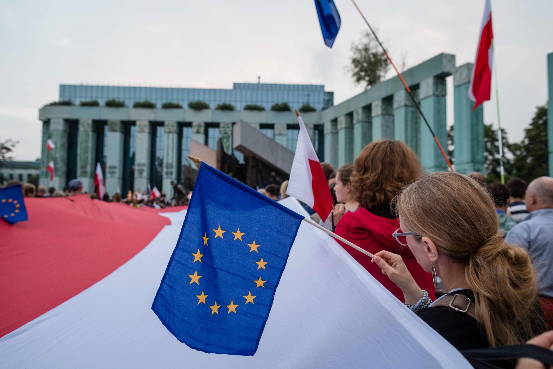 Das três, uma. Presidente polaco aceita última reforma judicial controversa