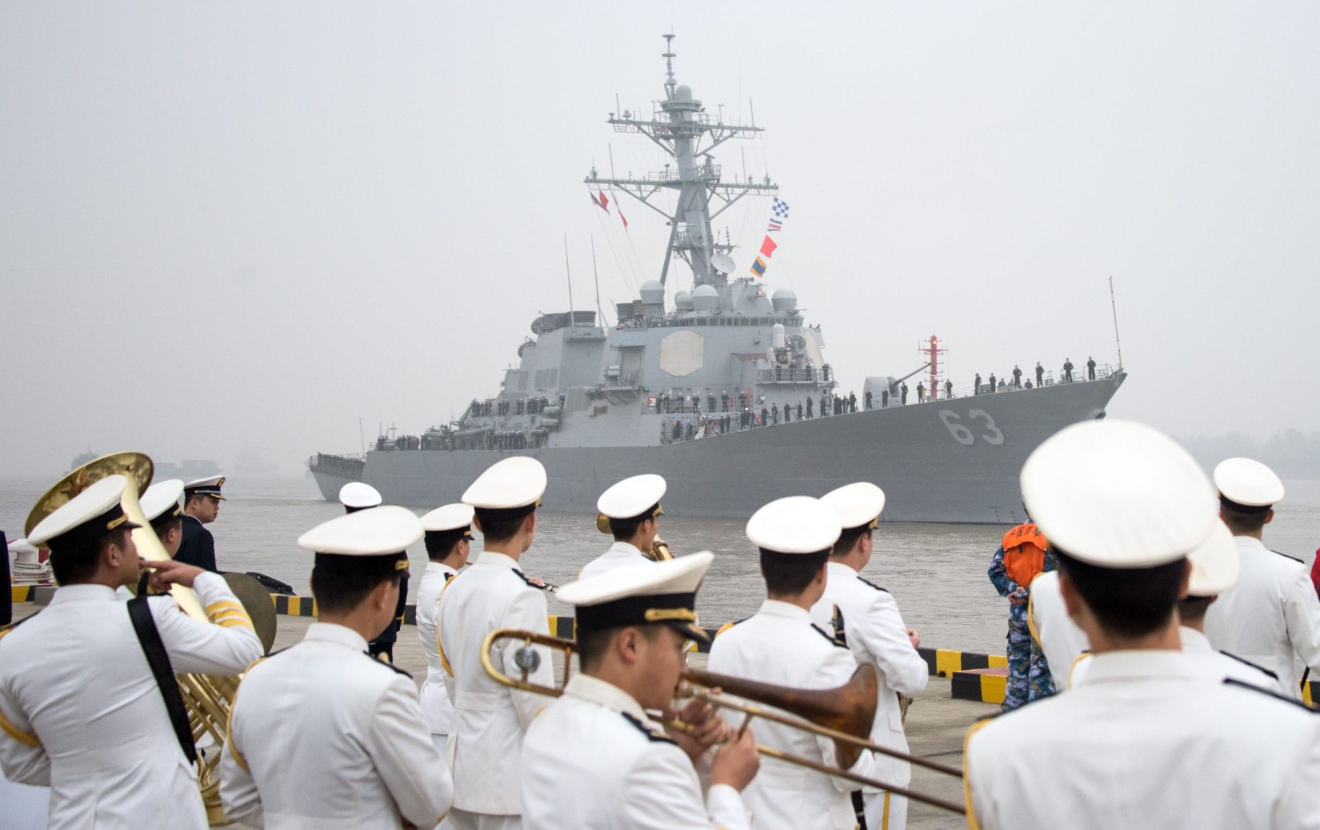 Diplomacia. EUA azedam o elo chinês com sanções, armas e um navio de guerra