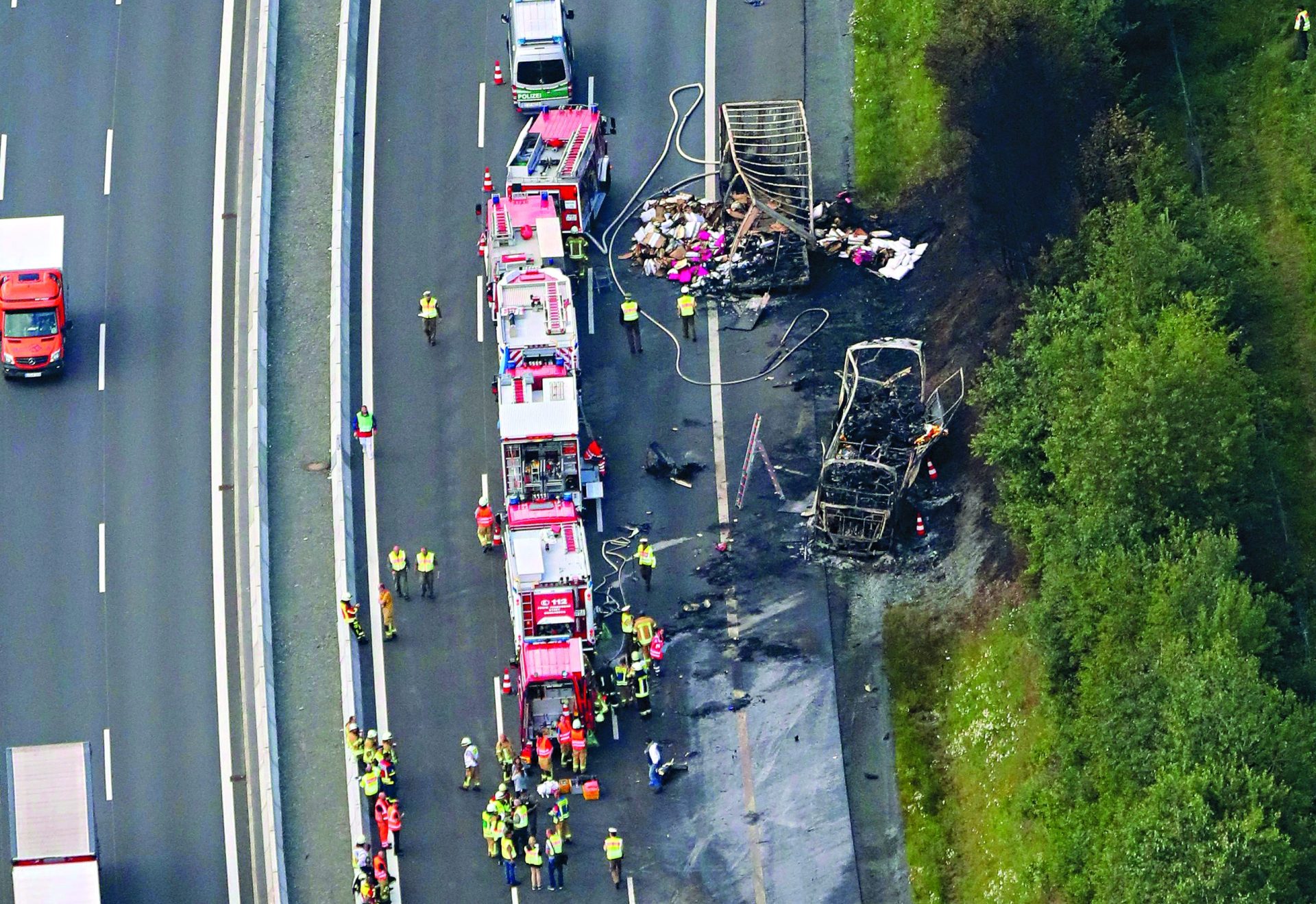 Alemanha. O fogo misterioso que engoliu dois veículos e matou 18 pessoas