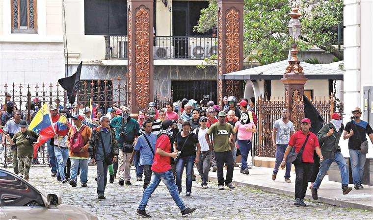 Venezuela. Multidão invade Parlamento e ataca deputados